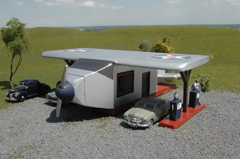 BACHMANN 35201 HO Airplane Gas Station - Roadside U.S.A Built up