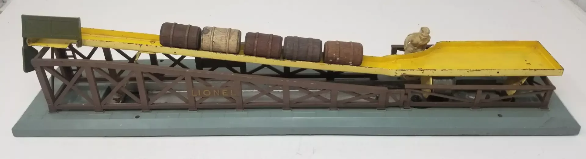 Lionel Used LIO362C Barrel Loader White Figure