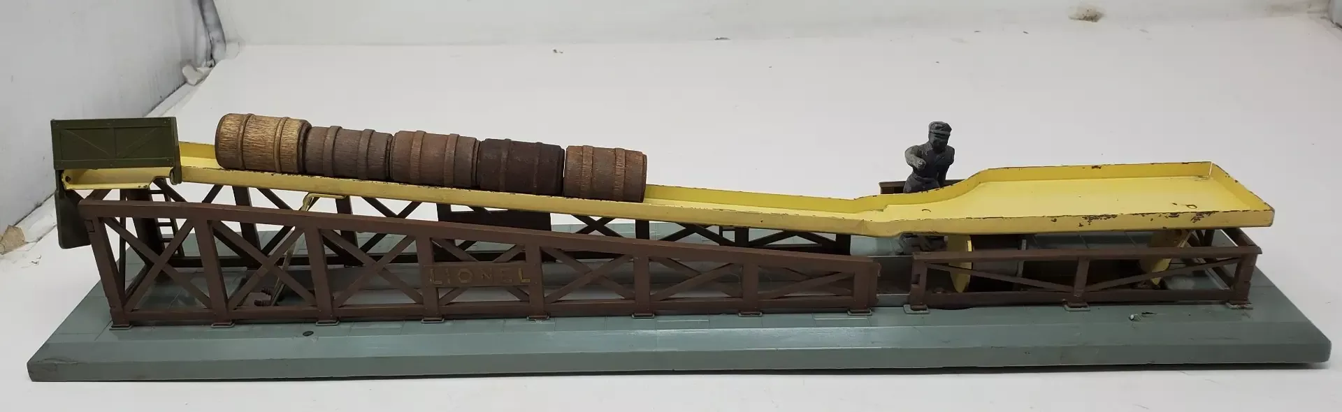 Lionel Used LIO362E O Barrel Loader Accessory
