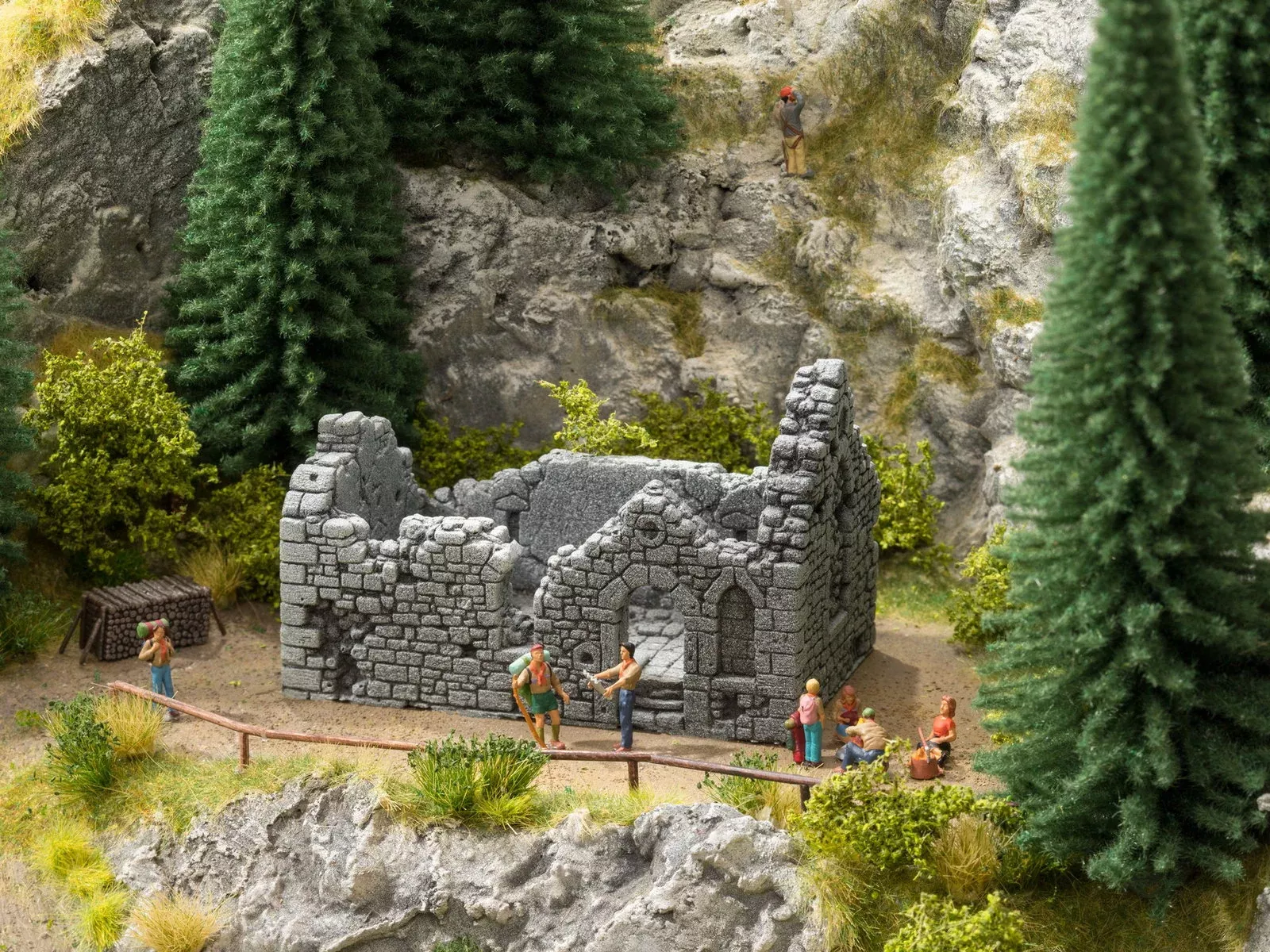 Noch 58611 HO Scale Chapel Ruin, Assembled, 10.5 x 6.7 cm